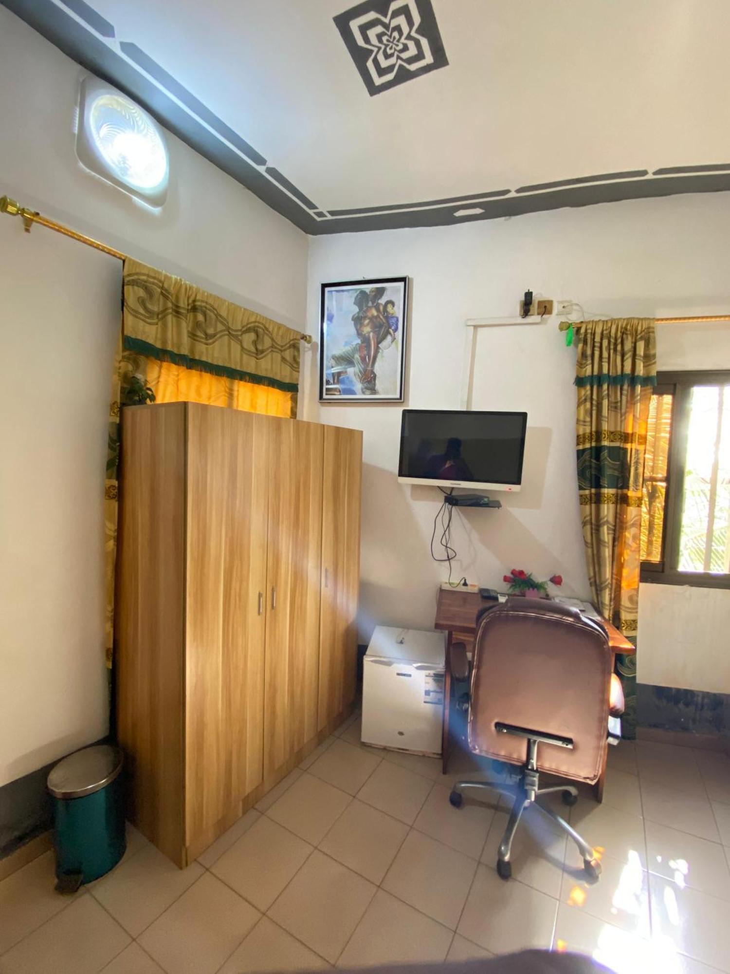 Marys Guest House Lome Exterior photo